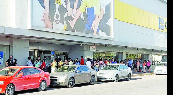 Evacuan Coppel por incendio de carro