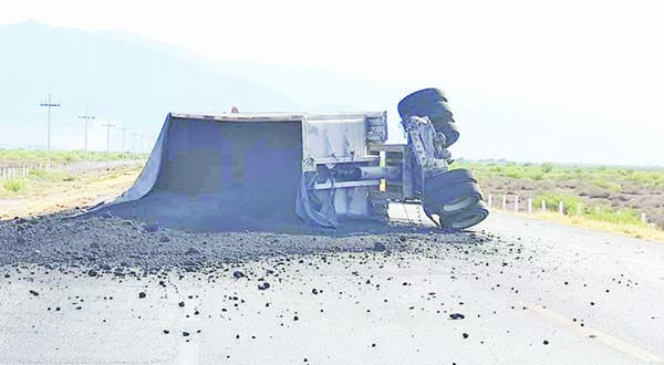 Tráiler se recuesta en la Carretera federal 30