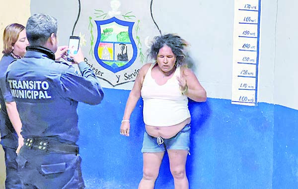 Mujer vacía riñón en plena Zona Centro