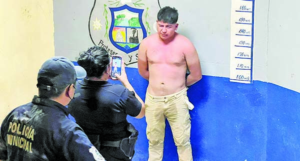 Se cree narco y golpea policías