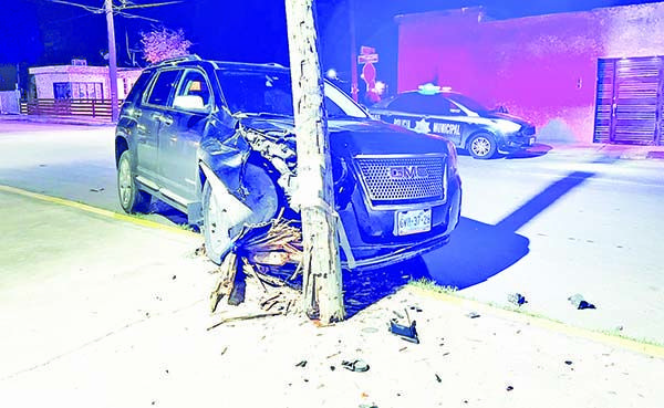 Huyen tras chocar lujosa camioneta