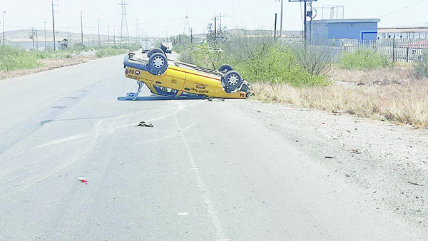Taxista y pasajero heridos en volcadura