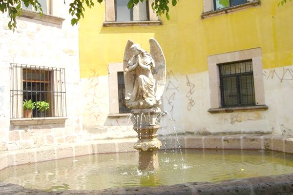 El ángel enjaulado