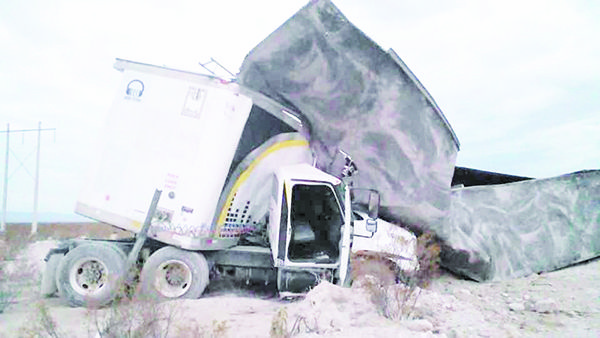 Tráiler sonidero se voltea en carretera