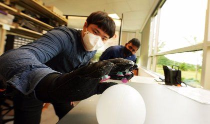 Crean guante inspirado en el pulpo, capaz de agarrar objetos en el agua