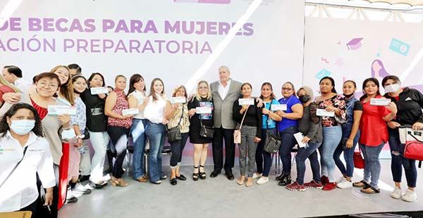 Entregan becas a mujeres para estudiar bachillerato