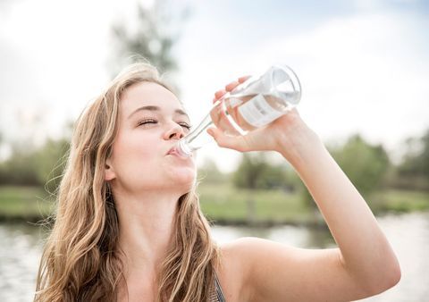 ¿Beber 2 litros de agua diario? Esto le pasa a tu cuerpo si no lo haces
