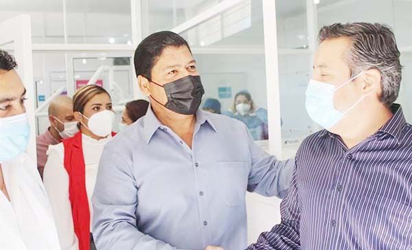 Lucen nueva sonrisa con prótesis dentales