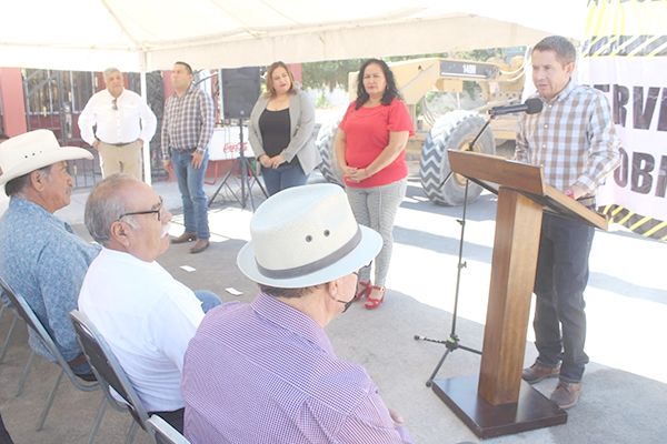Arranca Hugo Lozano obra de pavimentación
