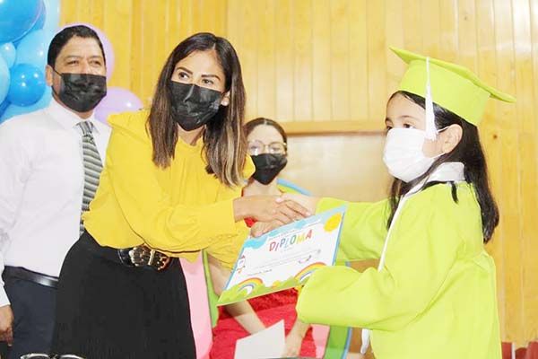 Apadrina Alcalde a niños del Venustiano Carranza