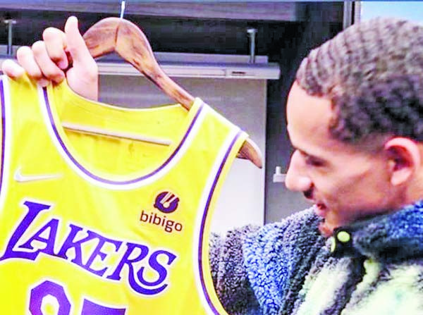 Se presenta Juan Toscano con los Lakers