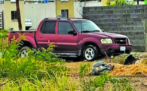 Alerta a policías hombre sin vida en una camioneta