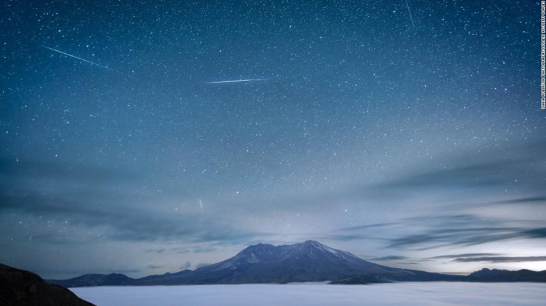 2 lluvias de meteoros iluminarán el cielo nocturno esta semana. Te decimos cómo puedes verlas 