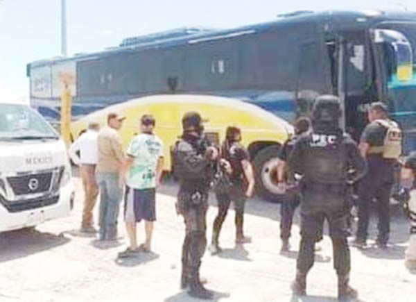Detienen unidad que trasladaba migrantes
