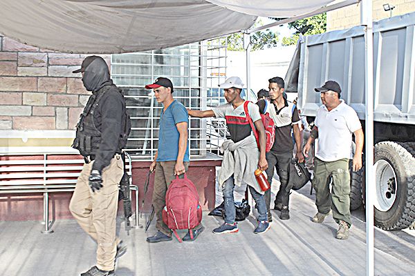 Caen 2 “polleros” con 40 migrantes