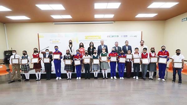 Reconocen a estudiantes de excelencia