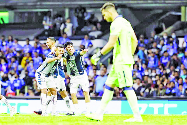 Le pega Pachuca a Cruz Azul en el Azteca