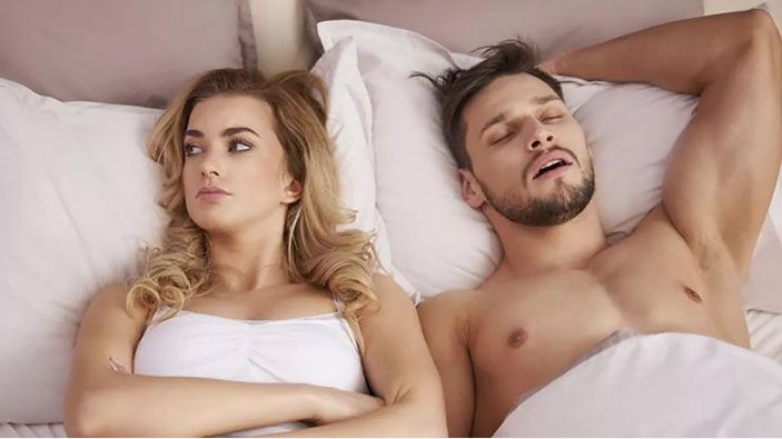 Mujer tira agua hirviendo en los testículos de su pareja tras nombrar a otra mientras dormía