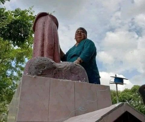 Develan monumento al pene en panteón de Veracruz