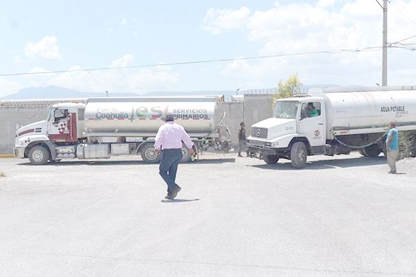 Atiende Beto Piña desabasto de agua