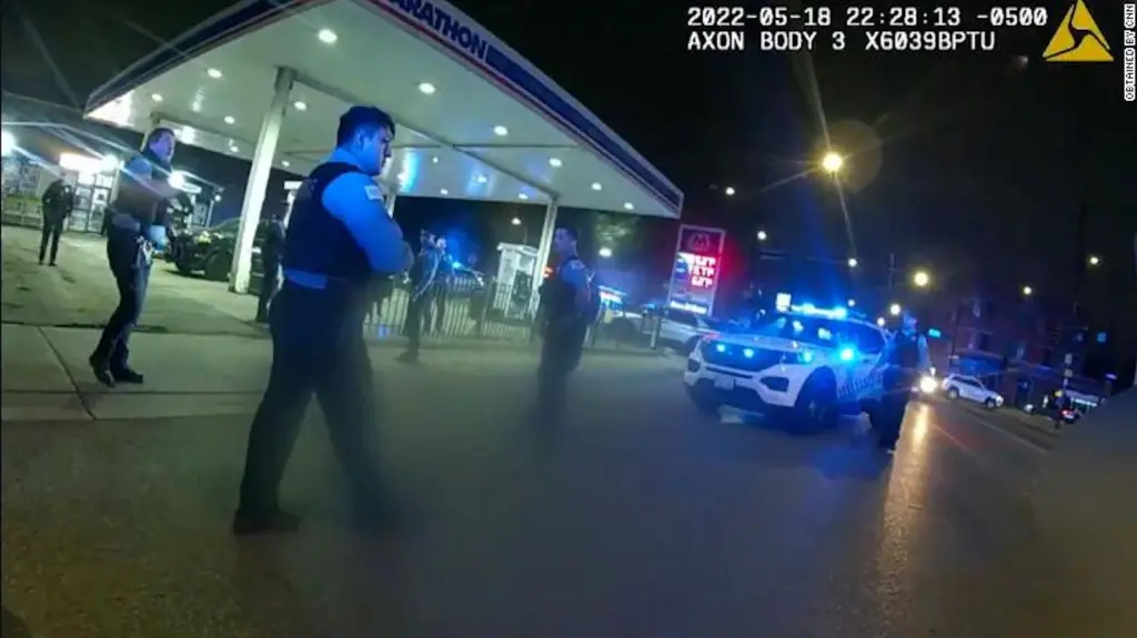 Un niño desarmado de 13 años queda con movilidad reducida tras recibir un disparo de la policía en Chicago. Sus abogados dicen que tenía las manos en alto