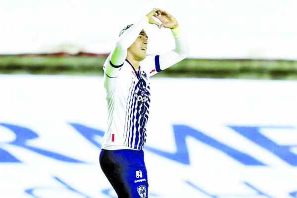 Van Rayados al liderato tras golear a Gallos