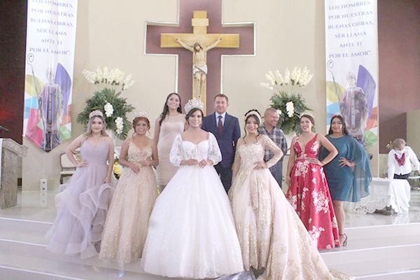 Coronan a Yoselin como reina de SB