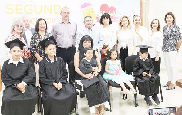 Se gradúan niños desde hospitales