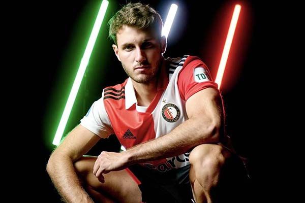 Llega Santiago Giménez al Feyenoord con todo y mariachi
