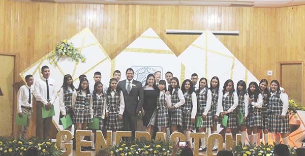 Encabeza Alcalde de CC graduación de secundaria