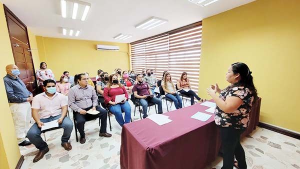 Capacitan a funcionarios para atención incluyente