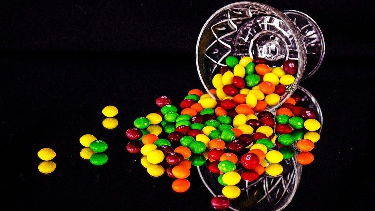 Qué es el dióxido de titanio, compuesto utilizado en los Skittles; ¿daña el ADN?