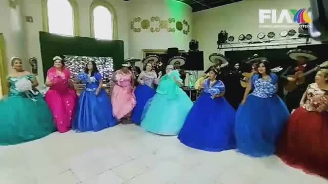 ¡Sueño cumplido! Con mariachi y en limusina, abuelitas festejan sus XV años