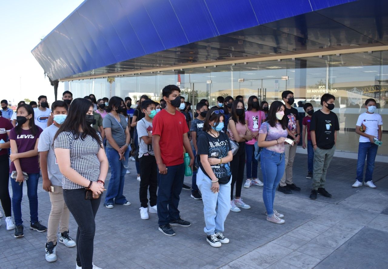 PRESENTAN HIJOS DE TRABAJADORES EXAMEN POR BECAS