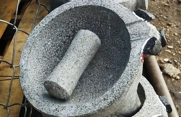 Cómo curar molcajetes, metates, cazuelas y comales de barro