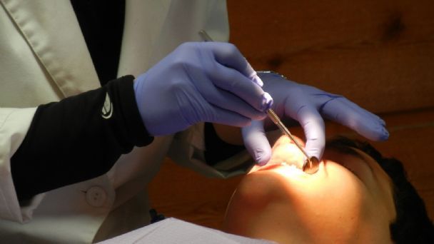 Joven español termina con la cara hinchada tras ir al dentista en México: VIDEO