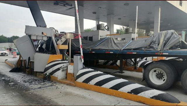 Tráiler impacta caseta de cobro en los «Chorros»
