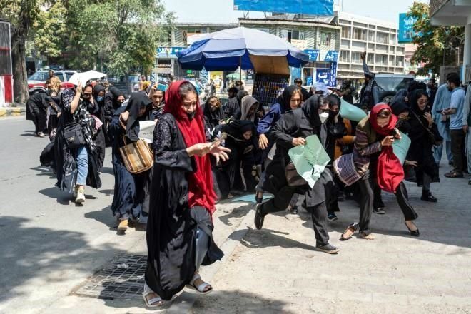 Disparan talibanes en manifestación de mujeres