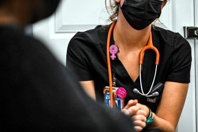 Desbordan centros de aborto en Florida por veto en sur de EU