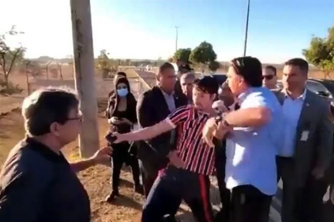 Jalonea Bolsonaro a joven que lo insultó