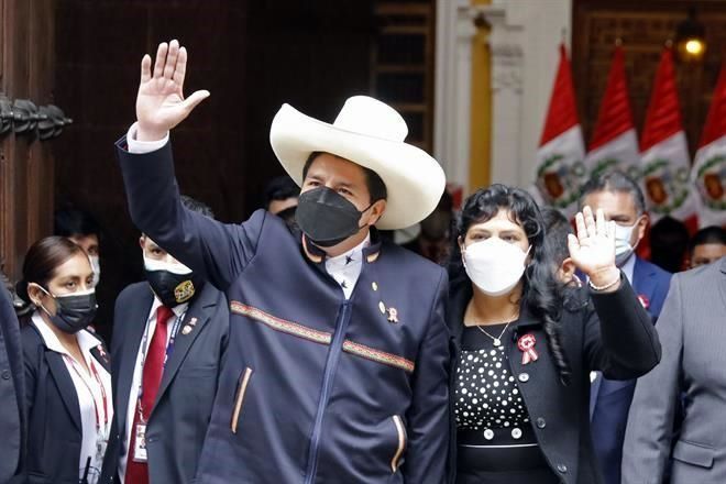 Asegura Pedro Castillo que quieren arrestar a su esposa