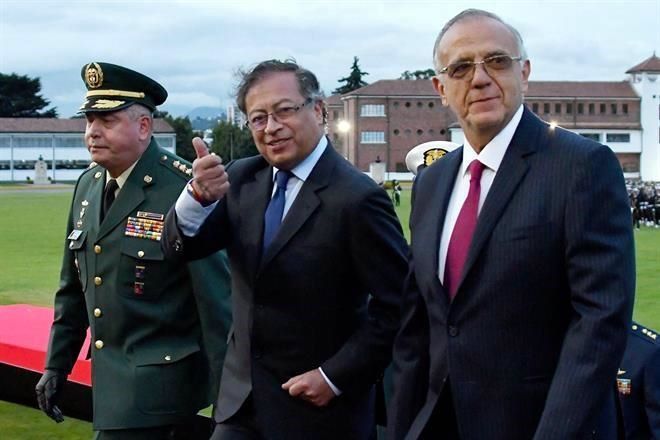 Petro nombra a ex guerrillero como jefe de inteligencia