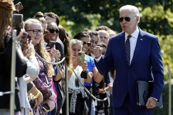 Condonará Biden 10 mil dólares de deuda a estudiantes