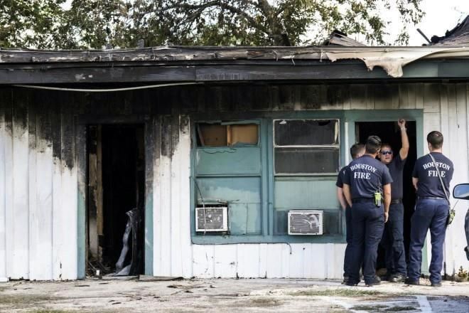 Lo corren de casa en Houston, vuelve, prende fuego y mata 3