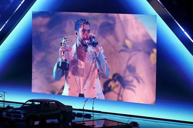 Bad Bunny besa a dos bailarines: una mujer y un hombre