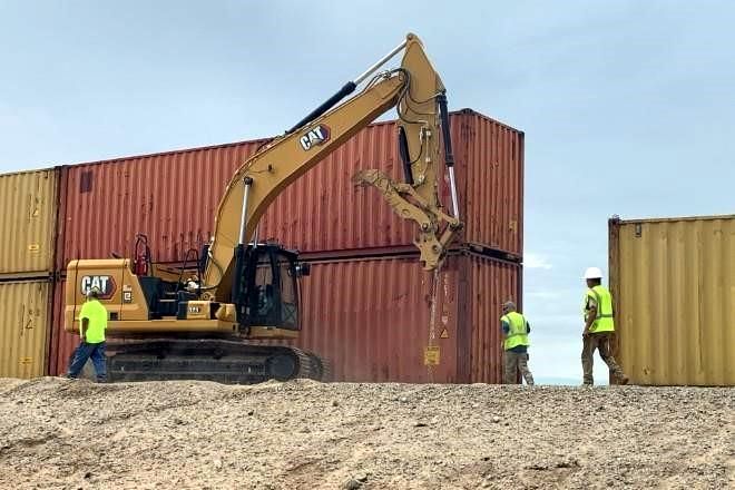 Pone Arizona ‘muro’ de contenedores; no frena migración