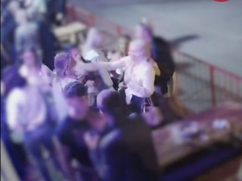 Mujer ataca a la maestra de su hijo por estar en el mismo bar; todo queda grabado