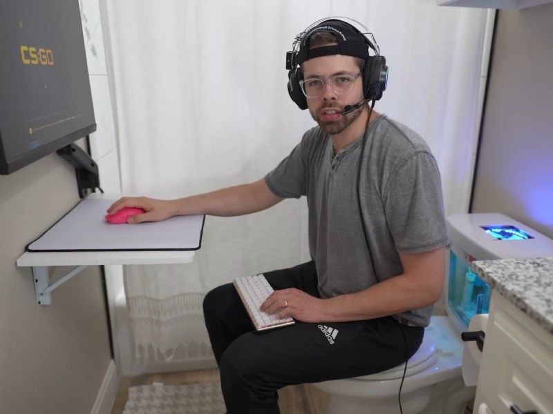 ¡Por si la ca…! Youtuber instala PC gamer en taza del baño para jugar videojuegos