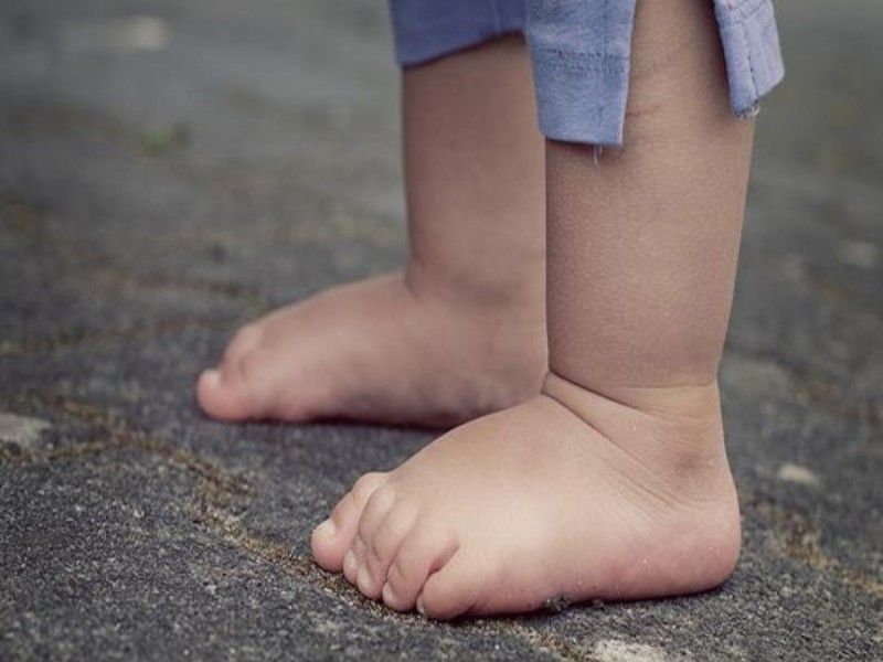Traer a tu bebé descalzo hará que crezca más inteligente y feliz