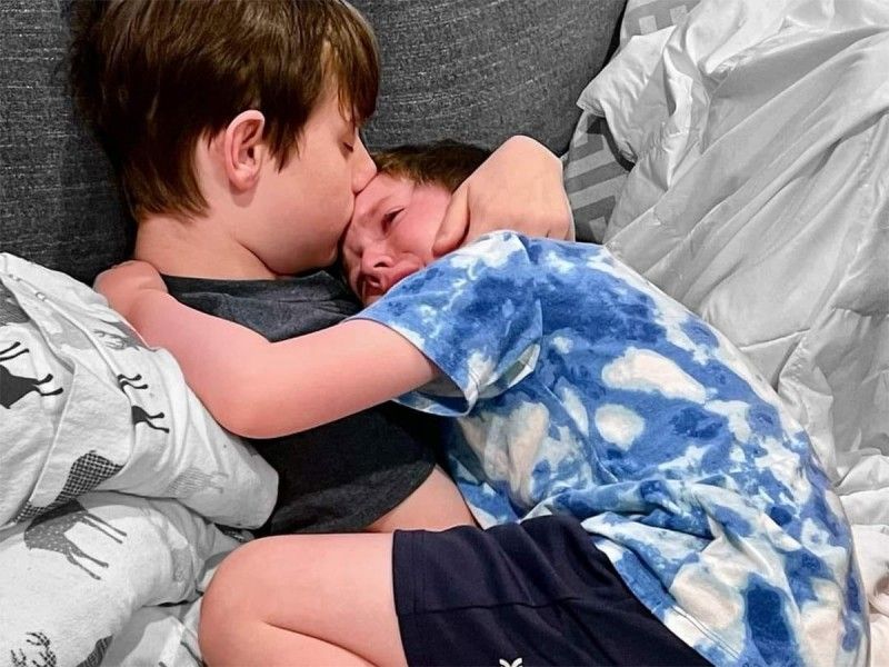 “Perdón por no vencer al cáncer”; niño se despide de su hermanito con un abrazo